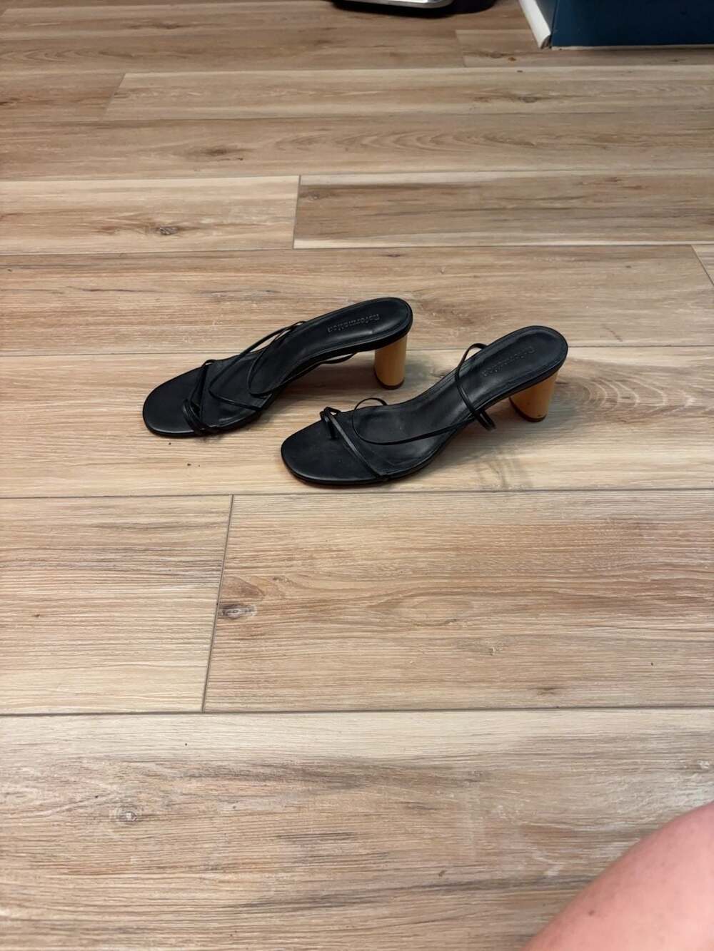 Reformation Black Strappy Toe-Loop Block Heel Sandals Size 7.5M - Picture 2 of 6